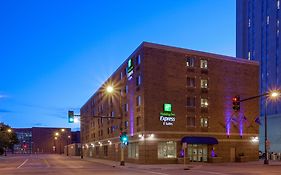 Holiday Inn Express Hotel & Suites Minneapolis-Downtown Convention Center By Ihg